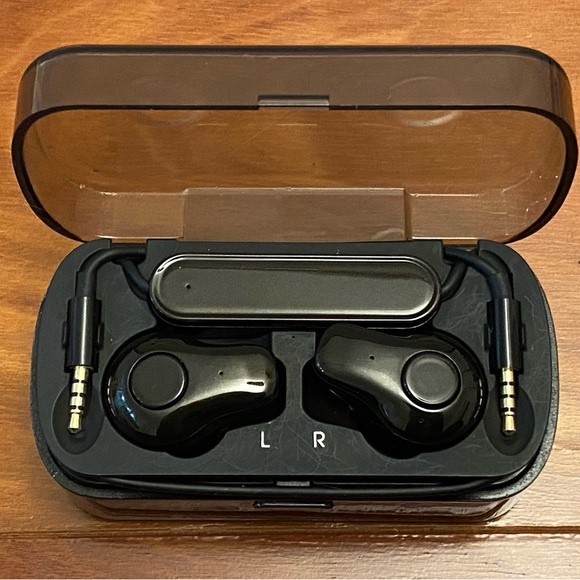 Earbuds and Router - Picture 7 of 9